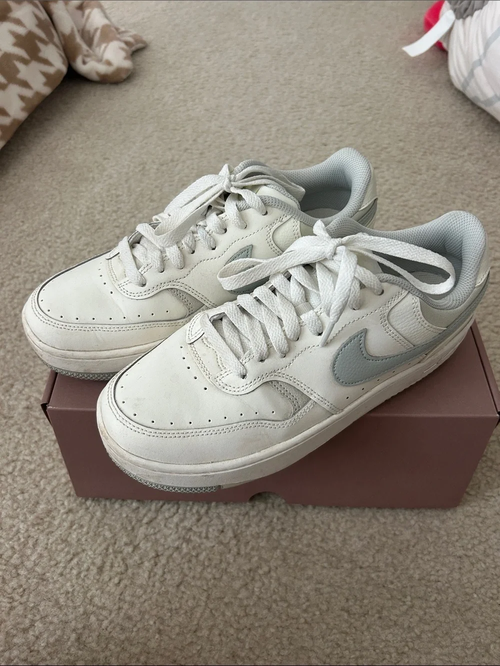 Nike Low-Top Sneakers in Off-White with Light Gray Swoosh